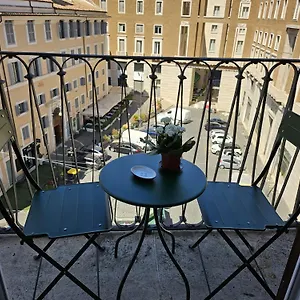https://boutiqe-suites-della-croce.it-romehotels.com